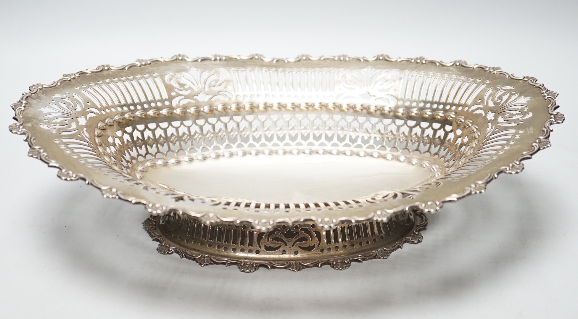 A late Victorian pierced silver oval bowl, Matthew John Jessop, Birmingham, 1900, length 32.7cm, 13.9oz.